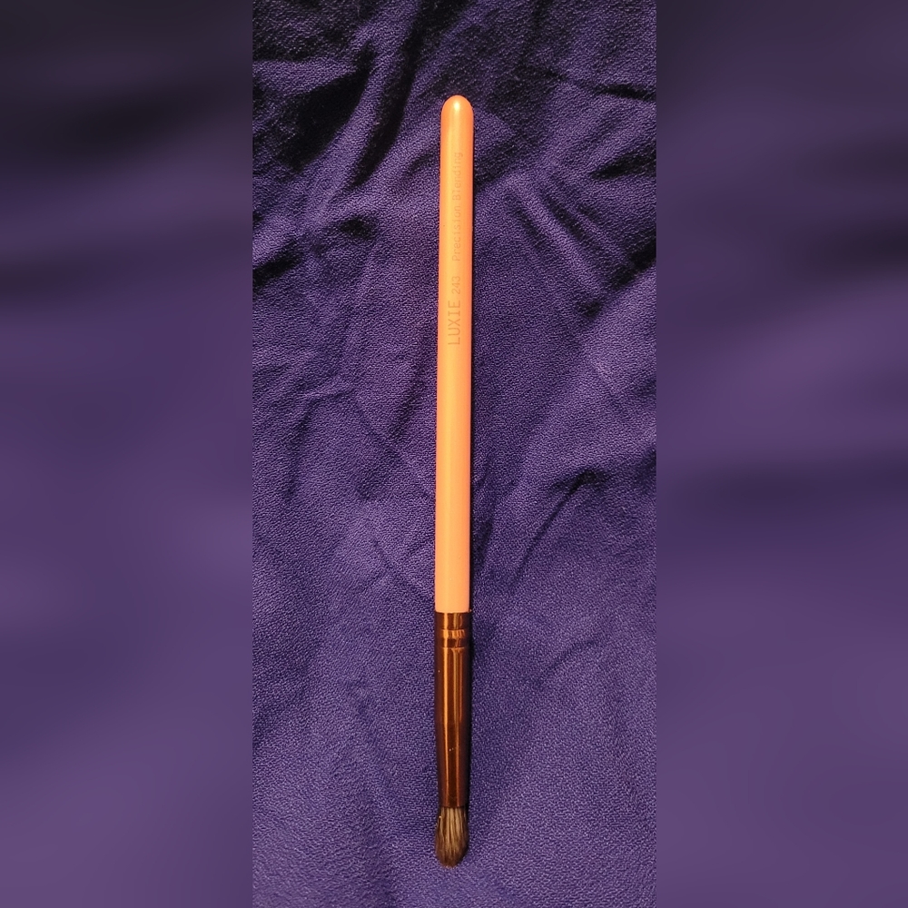 Luxie 243 Precision Blender Brush - Rose Gold